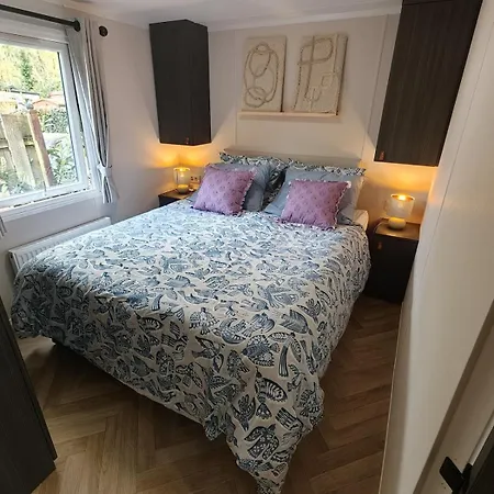 Luxurious Family De Boschrand With Private Jacuzzi Chalet